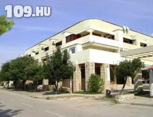 Rona Gajac apartmanok Novalja, 2+2 ágyas apartmanban önellátással 16 930 Ft-tól